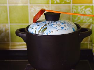 10、土鸡炖玉米甜藕汤,盖上锅盖后，转小火慢慢炖至1个小时后。