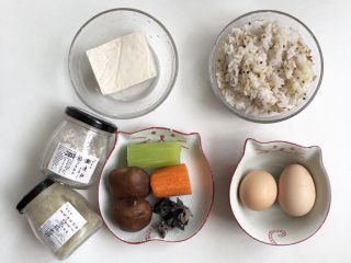 1、黄金蔬菜米糕,准备食材如上图