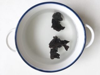 2、黄金蔬菜米糕,干木耳提前泡发