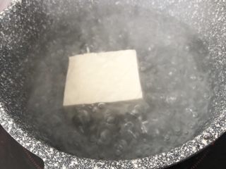 3、黄金蔬菜米糕,豆腐热水焯开2分钟后捞起，去除豆腥味