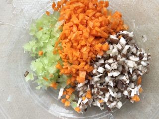 4、黄金蔬菜米糕,胡萝卜切丁，莴笋切丁，香菇切丁