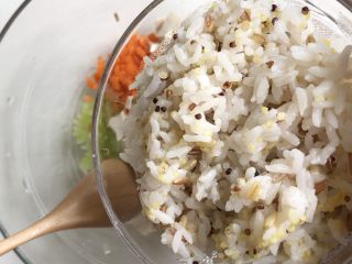 5、黄金蔬菜米糕,加入杂粮熟米饭