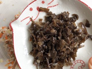 7、黄金蔬菜米糕,加入泡发切碎的木耳继续搅拌均匀