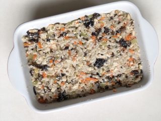 9、黄金蔬菜米糕,将蔬菜米饭糊倒入碗中，抹平表面