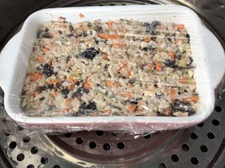 10、黄金蔬菜米糕,盖上保鲜膜，水开后上锅蒸10分钟