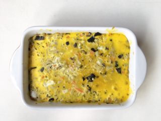 12、黄金蔬菜米糕,出炉后用刀子向四周划一圈