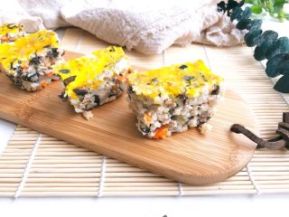 15、黄金蔬菜米糕,这样一道有饭有菜有蛋的黄金米糕可以直接当午餐咯