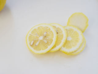 1、胡萝卜虾泥蛋卷,2、	柠檬数片一起加入虾仁加水搅拌浸泡清洗干净控干备用