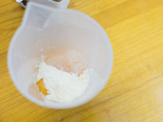 2、胡萝卜虾泥蛋卷,控干的直达生鲜虾仁+全蛋10g+ 玉米淀粉20g