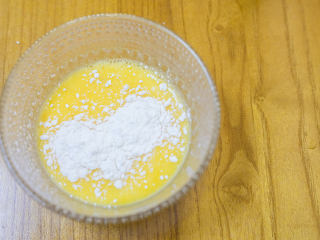 7、胡萝卜虾泥蛋卷,加入4g面粉拌匀