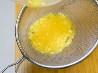 8、胡萝卜虾泥蛋卷,过筛1-2次成细腻的蛋糊备用