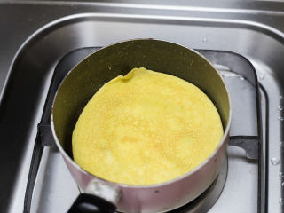 10、胡萝卜虾泥蛋卷,小火加热，等蛋皮凝固后翻面稍微煎下即可