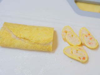 13、胡萝卜虾泥蛋卷,	稍微等凉透一点就可以切片了