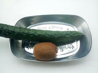 1、猕猴桃黄瓜汁,咱们先来准备一根新鲜的黄瓜跟猕猴桃,