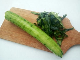 2、猕猴桃黄瓜汁,黄瓜洗净削皮,