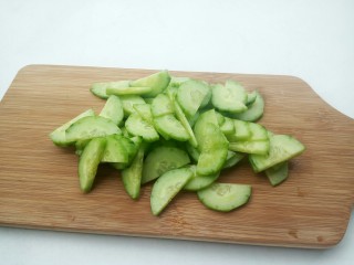 3、猕猴桃黄瓜汁,黄瓜切成小块,