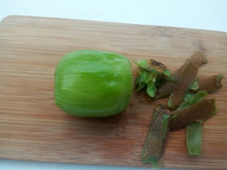 4、猕猴桃黄瓜汁,猕猴桃去皮,