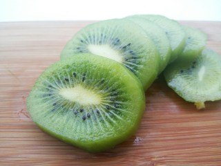 5、猕猴桃黄瓜汁,猕猴桃切小片