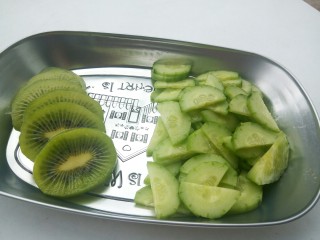 6、猕猴桃黄瓜汁,黄瓜跟猕猴桃都切片备用