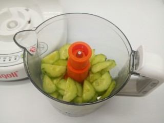 7、猕猴桃黄瓜汁,黄瓜块先放入辅料机