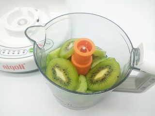 8、猕猴桃黄瓜汁,猕猴桃也陆续放辅料机,