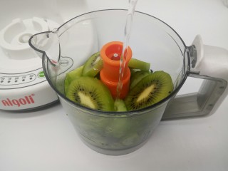 9、猕猴桃黄瓜汁,加30克的凉白开(喜欢稠的少加一点)