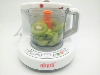 10、猕猴桃黄瓜汁,容器装到辅食机上