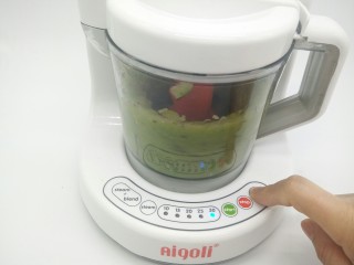 12、猕猴桃黄瓜汁,插好电源,按启动键,再按搅拌键,10秒就可以,是不是很快,