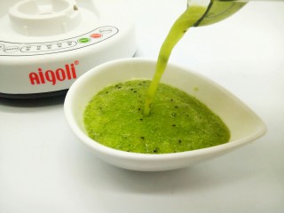 13、猕猴桃黄瓜汁,看看,搅拌的很细腻,加点蜂蜜再拌一下就可以喝了!我加了一勺蜂蜜,甜度对我来说正好,喜欢喝甜一点的朋友,可以加2勺蜂蜜来喝,