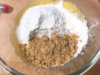 7、核桃酥,过筛低筋粉,加入核桃。