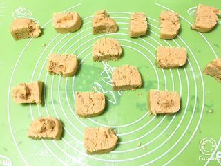 9、核桃酥,分成16份,每个39克,也可以分成23克,买来的桃酥就是23克。