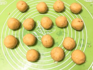10、核桃酥,用手搓成小球。