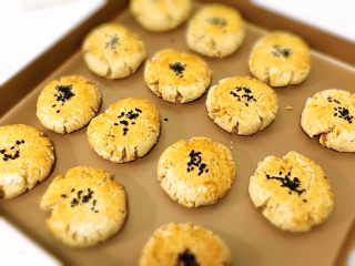 14、核桃酥,烤完拿出冷却。