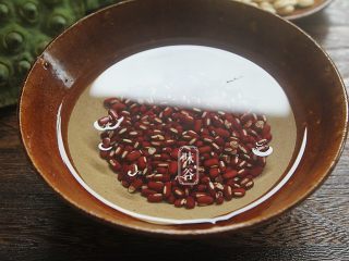 2、清热祛湿的莲蓬汤,赤小豆洗净，浸泡1小时；