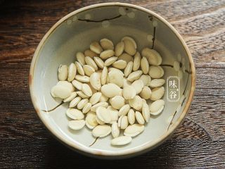 3、清热祛湿的莲蓬汤,白扁豆也要提前浸泡1小时；