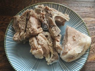 5、清热祛湿的莲蓬汤,煮开1分钟后，猪骨头的血水出来了。然后把猪骨捞出来冲洗，去掉浮沫后待用。（这些可以去除腥味和血水，以免汤汁混浊。）