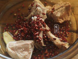 8、清热祛湿的莲蓬汤,将2姜片、猪骨以及赤小豆放入汤煲内。