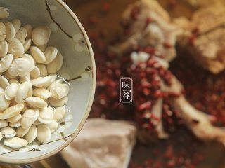 9、清热祛湿的莲蓬汤,放入蜜枣及泡好的白扁豆；