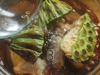 11、清热祛湿的莲蓬汤,放入适量清水。(水量：大约2L左右)盖上盖子。