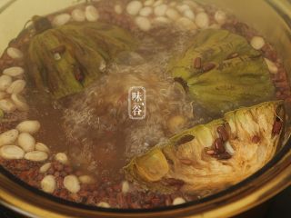 12、清热祛湿的莲蓬汤,大火沸腾后转小火煲1.5小时。