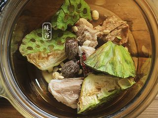 10、清热祛湿的莲蓬汤,放入莲子和莲蓬；