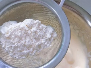 5、甜甜圈蒸糕,5.低筋面粉分两次过塞到蛋液中，慢慢加可以搅拌更加均匀。