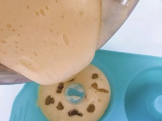 8、甜甜圈蒸糕,8.往模具里先倒1/2蛋液，撒上葡萄干后再倒蛋液，然后再撒葡萄干。
