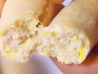 12、鸡肉玉米芝士肠 宝宝营养辅食，芝士+蛋清,里面还是比较嫩的。