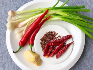 2、香辣老蛏,葱20g，红辣椒2个，干辣椒3g，花椒3g，生姜10g，