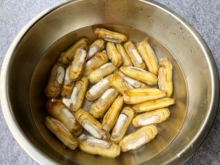 3、香辣老蛏,老蛏洗干净放入盆里，放入一勺盐，用清水浸泡一个小时