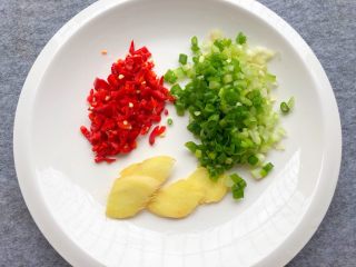 4、香辣老蛏,红辣椒切碎，生姜切片，葱白和葱叶分别切末