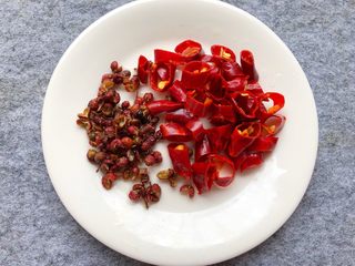 5、香辣老蛏,干辣椒用热水泡软，用剪刀剪成小段，花椒洗净待用