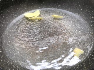 6、香辣老蛏,锅里放入半锅水烧开，放入姜片煮2分钟