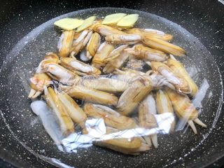 7、香辣老蛏,放入洗干净的老蛏煮1分钟左右